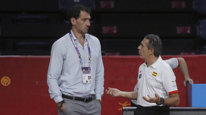 Jorge Garbajosa, presidente de la Federación Española de Balonceto, junto a Sergio Scariolo, seleccionador nacional.