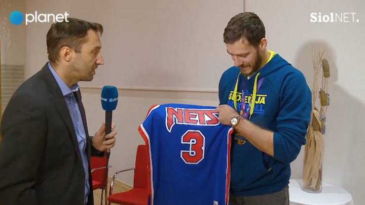 Goran Dragic, en el momento de recibir la camiseta de Drazen Petrovic con el '3' de los Nets. El mismo número que el esloveno ha llevado en este Eurobasket.