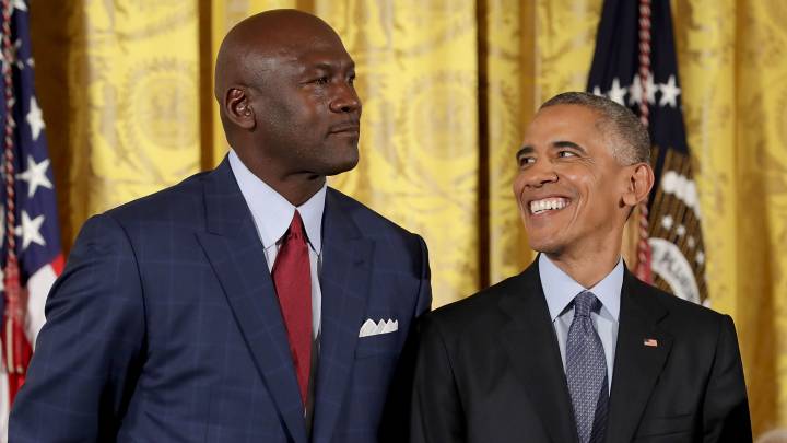 Michael Jordan, junto a Barack Obama, durante la ceremonia en la que recibió la Medalla presidencial de la Libertad en noviembre de 2016 en la Casa Blanca.