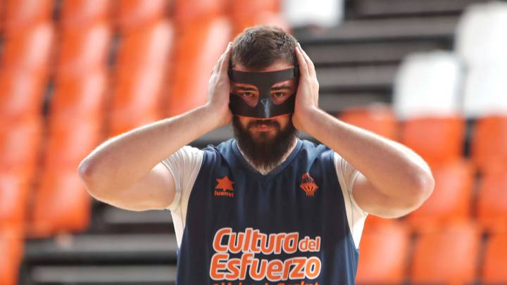Bojan Dubljevic, con la máscara protectora.