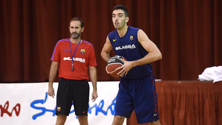 Marc García, durante un entrenamiento del Barcelona bajo la mirada de Sito Alonso.