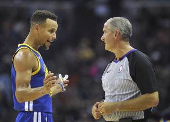 Curry tiró su bucal... ¿a un árbitro?: 