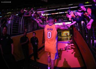 Un Kyle Kuzma (21+13) titular brilla en el regreso de D'Angelo