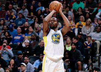 Los Warriors ganan cuando Curry (22) y Durant (25) quieren