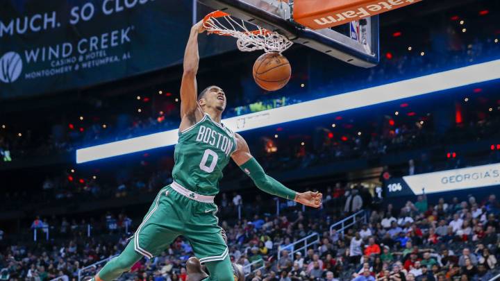 Jayson Tatum machaca el aro de los Hawks en el 15º triunfo consecutivo de los Celtics.