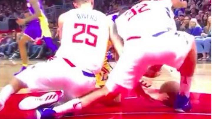 Momento en el que Austin Rivers caer sobre la pierna izquierda de Blake Griffin.