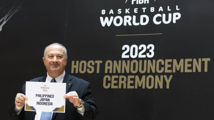 Horacio Muratore, presidente de la FIBA, muestra el nombre de Filipinas, Japón e Indonesia, sedes del Mundial 2023.