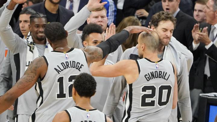 Pau Gasol y el resto de los Spurs dan la enhorabuena a Manu Ginóbili tras anotar el triple de la victoria para los Spurs ante los Celtics.