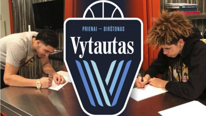 LiAngelo y LaMelo Ball firman su contrato con el Prienu Vytautas.