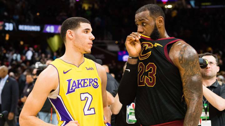 Lonzo Ball y LeBron James hablaron sobre el parqué después de la victoria de los Cavaliers sobre los Lakers.