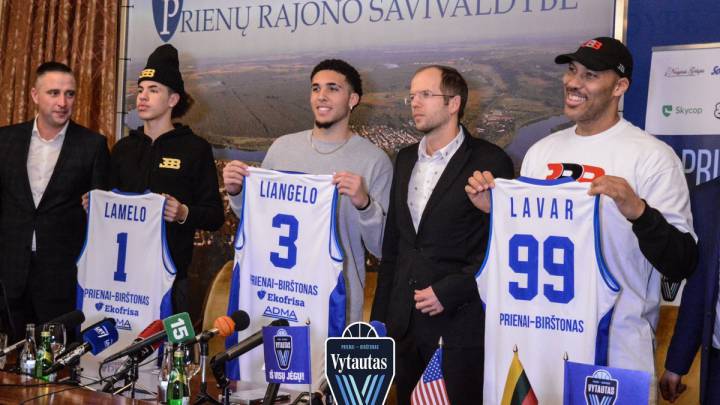 LaMelo, LiAngelo y LaVar Ball durante la presentación con el Vytautas.