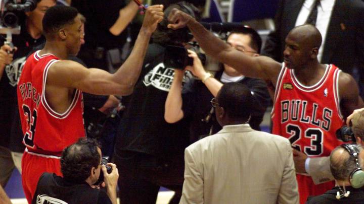 Scottie Pippen y Michael Jordan celebran la victoria en el segundo partido de la Finales del 98 ante el Utah Jazz.