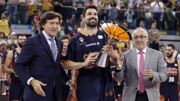 José Ramón Lete, presidente del CSD, entrega a Rafa Martínez (capitán del Valencia Basket) la Supercopa ACB 2017 en Gran Canaria.