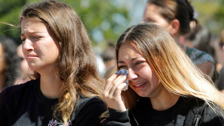 Estudiantes del instituto de Parkland lloran en una ceremonia en la que se recordó a las víctimas mortales de la matanza.