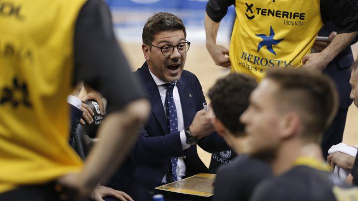 Fotis Katsikaris, entrenador del Iberostar Tenerife, durante el partido contra el Valencia Basket.