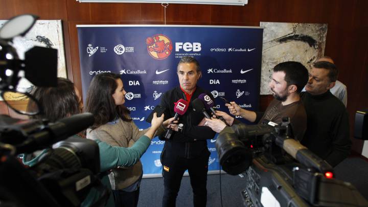 Sergio Scariolo atiende a los medios en el primer día de concentración de la Selección.