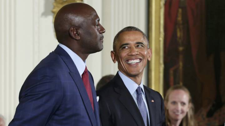 Michael Jordan y Barack Obama, durante la ceremonia de entrega de la Medalla Presidencial de la Libertad en noviembre de 2016.