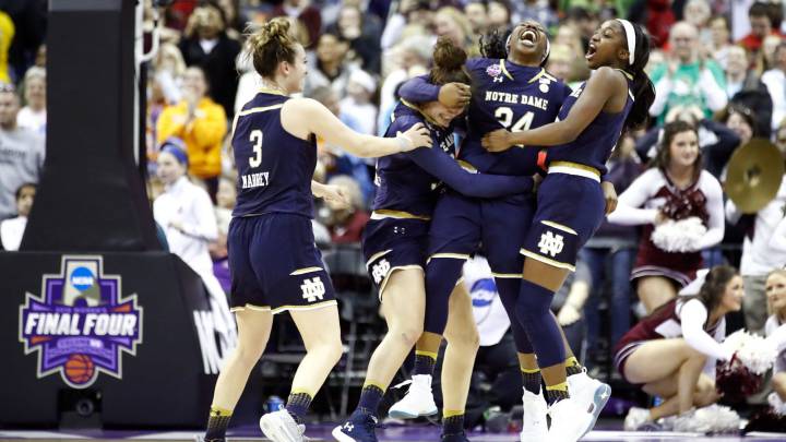 Las compañeras de Arike Ogunbowale festejan el triple de esta que da a Notre Damme la NCAA femenina 2018.