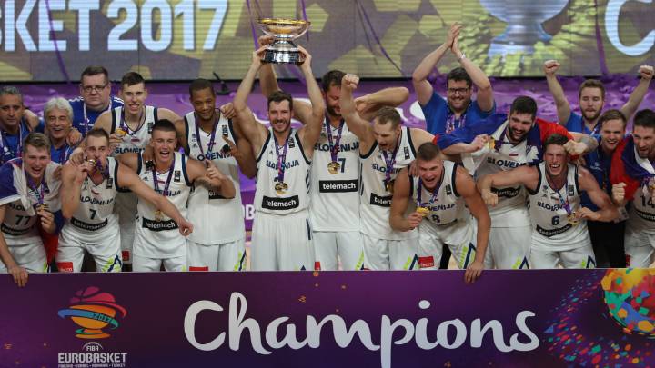 Los jugadores de la selección eslovena celebra el oro en el Eurobasket de 2017.