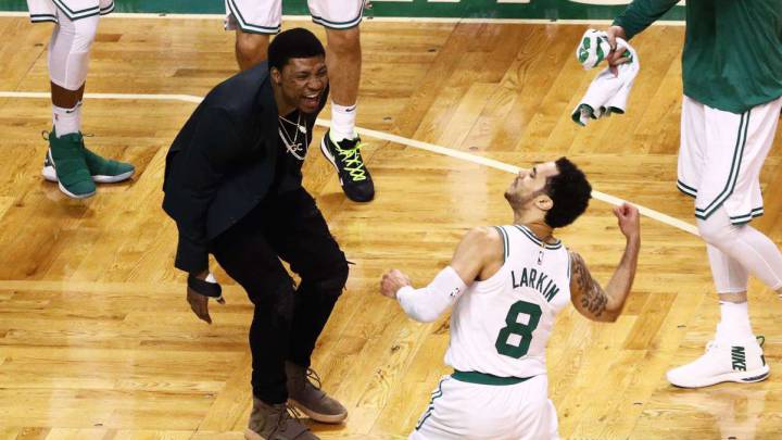 El lesionado Marcus Smart celebra una canasta de Shane Larkin en el segundo partido de los playoffs 2018 de los Celtics ante los Bucks.