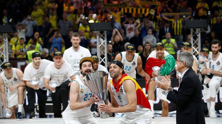 Sergio Llull y Felipe Reyes levantan la copa de campeón de la Euroliga.