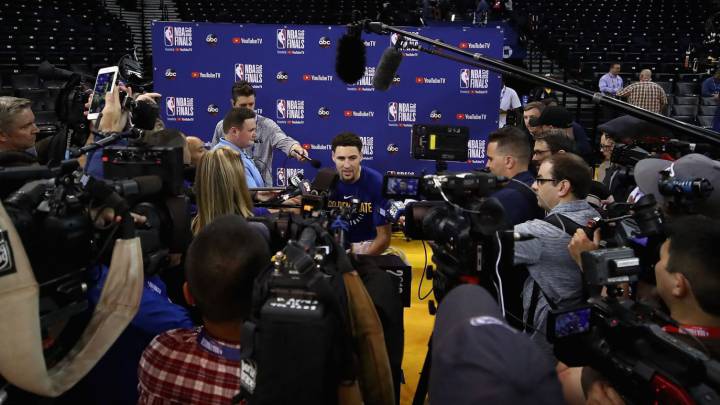 Klay Thompson atiende a los medios de comunicación antes de las Finales NBA 2018.
