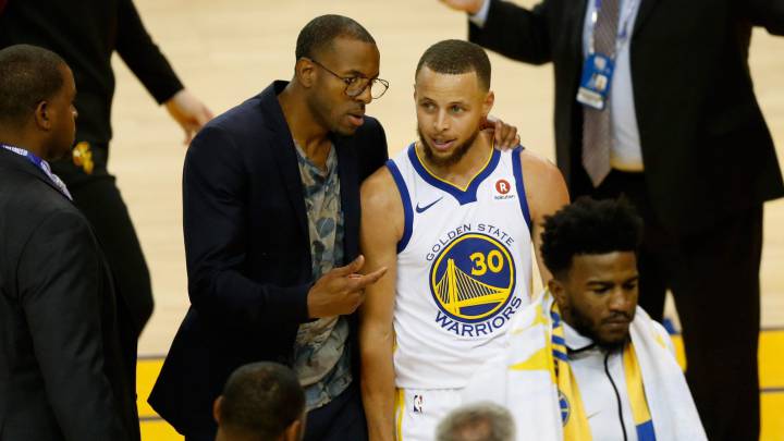 Andre Iguodala conversa con Stephen Curry en el primer partido de las Finales NBA 2018.