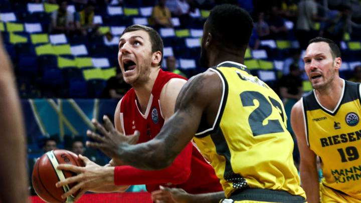 Damjan Rudez trata de anotar durante un partido de la Champions FIBA contra el Riesen Ludwigsburgo.