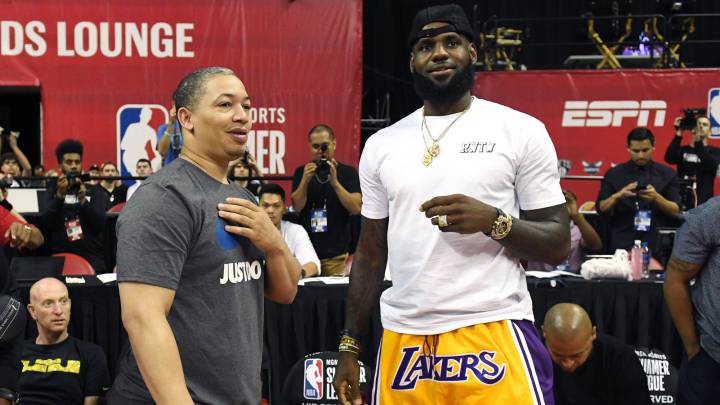 Tyronn Lue, entrenador de los Cavaliers, saludó en la NBA Summer League de Las Vegas a LeBron James, nuevo jugador de los Lakers.