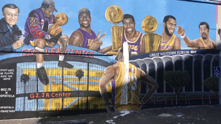 El mural de LeBron James y las leyendas de los Lakers, fue atacado.