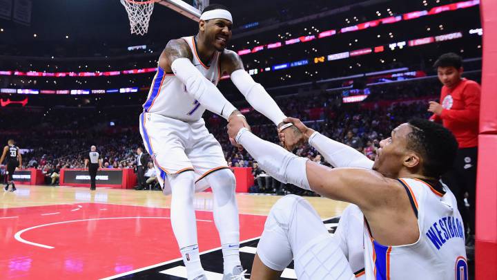 Carmelo Anthony levanta a Russell Westbrook.