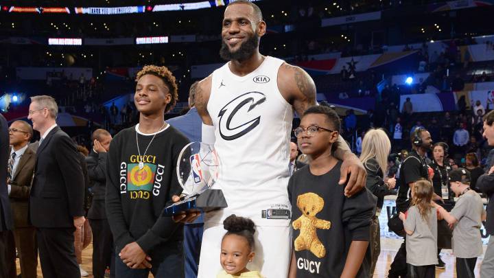 LeBron James posa con sus tres hijos (LeBron James Jr., Zhuri James y Bryce Maximus James) en el All Star Game 2018 de la NBA celebrado en Los Ángeles. 