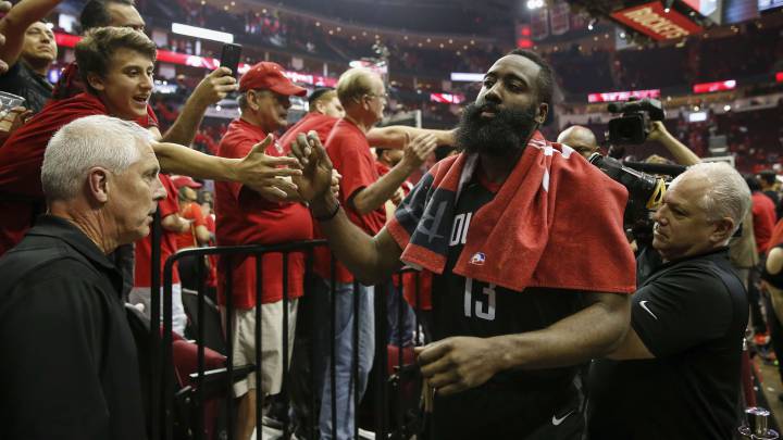 James Harden saluda a aficionados de Houston Rockets.