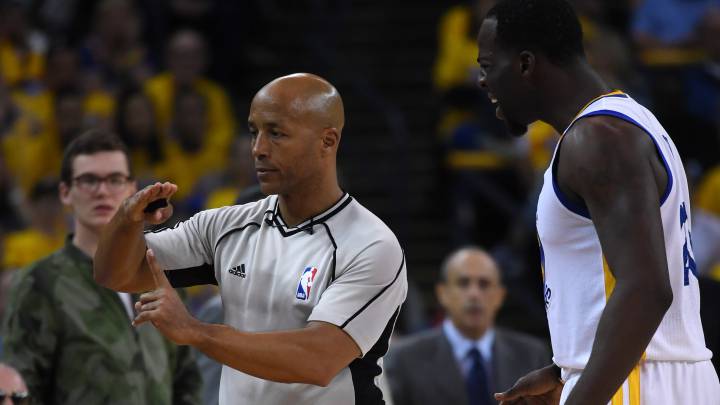 La NBA estudia cambiar 3 reglas de arbitraje este curso