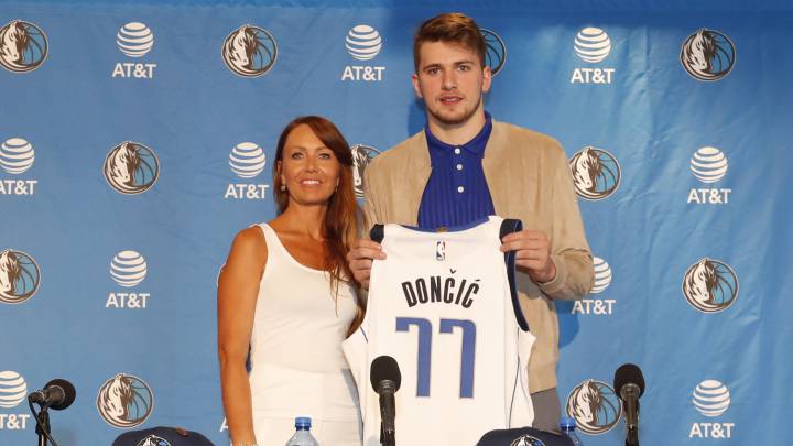 Luka Doncic, junto a su madre, el día de su presentación como jugador de los Mavericks.