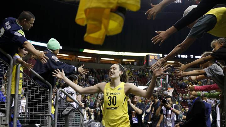 La MVP Breanna Stewart sale del KeyArena después del triunfo de las Storm ante las Mystics en el primer partido de las Finales WNBA.