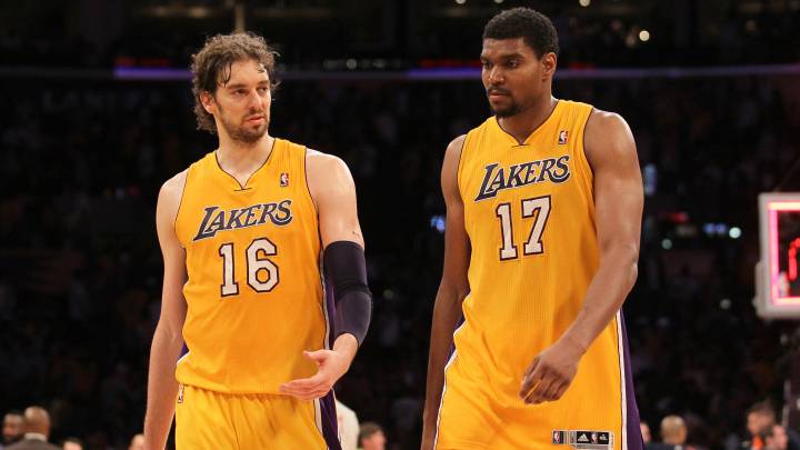 Pau Gasol y Andrew Bynum cuando eran compañeros de los Lakers en mayo de 2012.