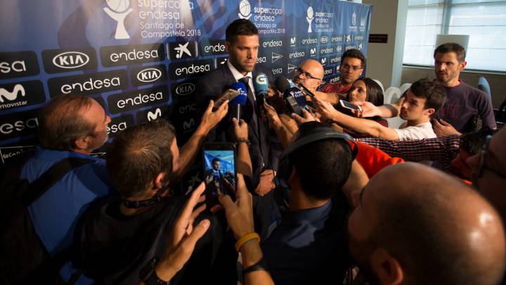Felipe Reyes, capitán del Real Madrid, atiende a los medios a su llegada a Santiago.