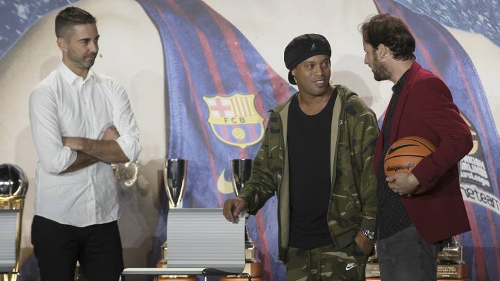 Juan Carlos Navarro junto a Ronaldinho y Edu Soto, presentador del acto homenaje al escolta.