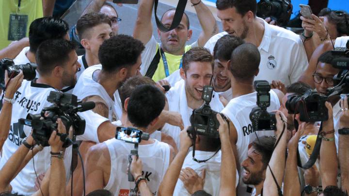 El Real Madrid celebra el título de la Supercopa.