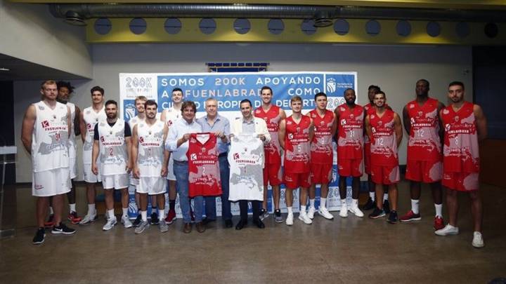 La plantilla del Montakit Fuenlabrada presenta su nueva equipación para la Champions FIBA.