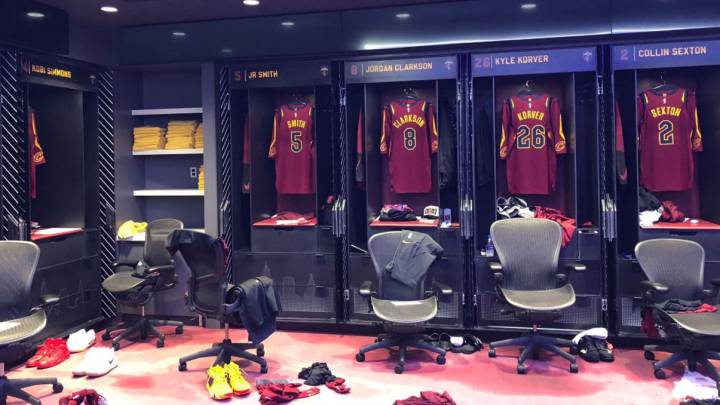 La taquilla de LeBron James (primera a la izquierda) convertida en el armario de las toalla.