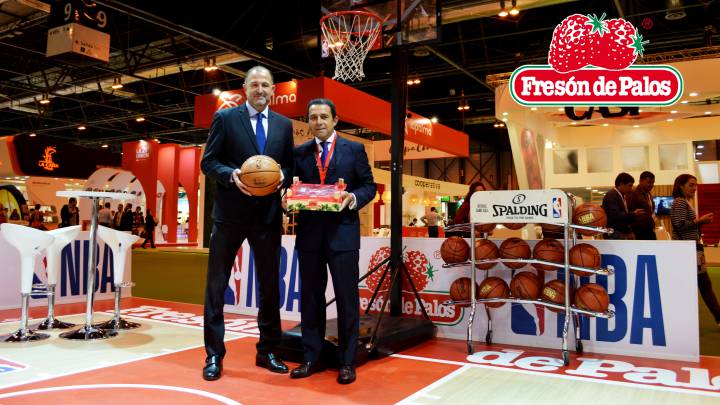 Chus Bueno, vicepresidente de la NBA. y Antonio Oliveira, director general de Fresón de Palos.