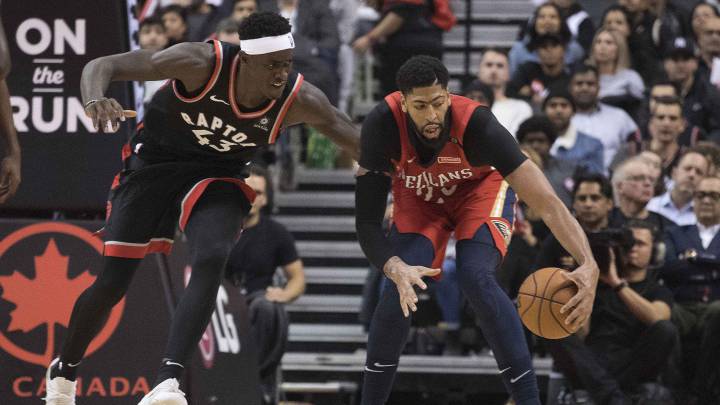 Anthony Davis (New Orleans Pelicans) controla la pelota ante Paskal Siakam (Toronto Raptors).