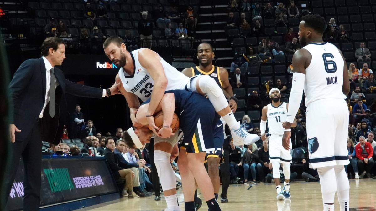 Marc Gasol (arriba) de Memphis Grizzlies lucha por el balón con Joe Ingles (abajo) de Utah Jazz.