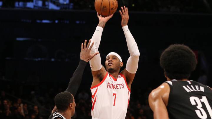 Carmelo Anthony (Houston Rockets) lanza ante la defensa de Brooklyn Nets.