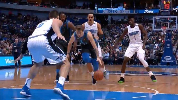 Otro recurso mágico de Doncic de trilero nato y ya van... Vean su asistencia con caño incluido
