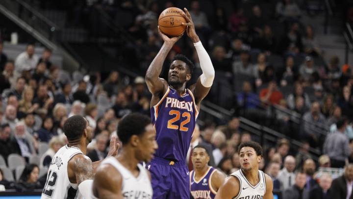 Deandre Ayton, pívot de los Suns, lanza durante el partido contra San Antonio Spurs.