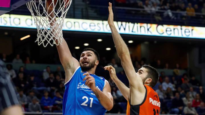 Nikola Jankovic anota ante el Valencia Basket.