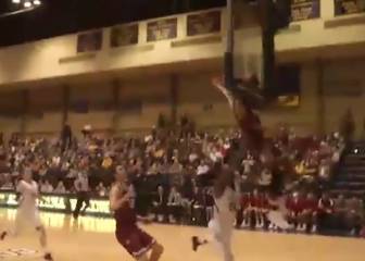 Golpazo en la cabeza de un jugador de baloncesto contra el tablero